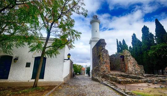 Vista al faro de Colonia del Sacramento