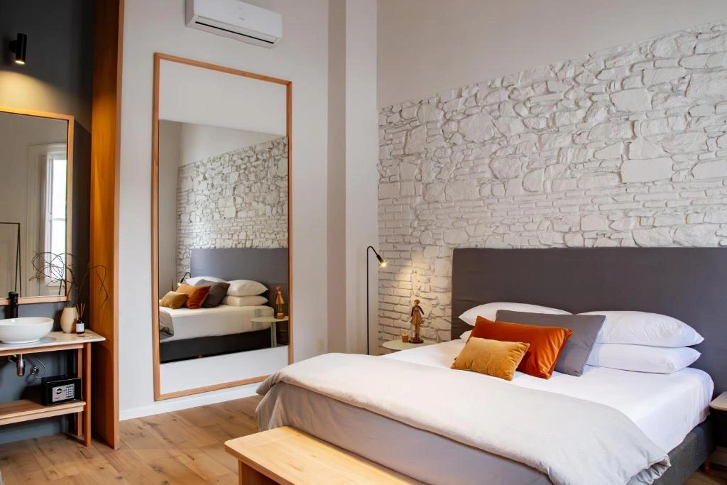 habitacion_espejo_cama_casa_lahusen.webp