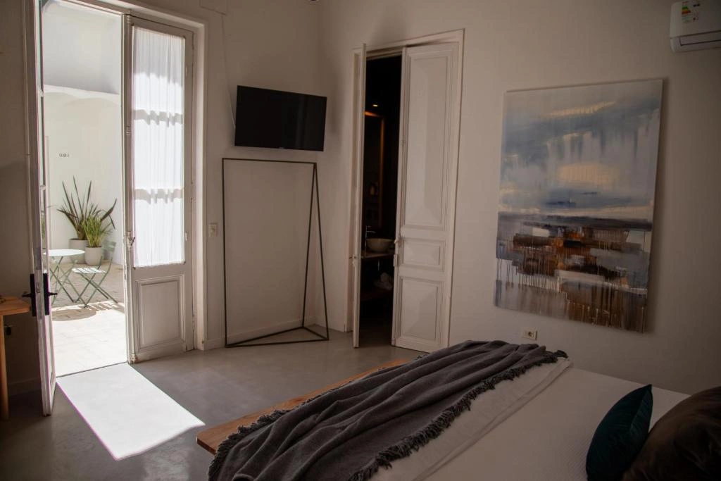 habitacion_patio_cama_casa_lahusen.webp