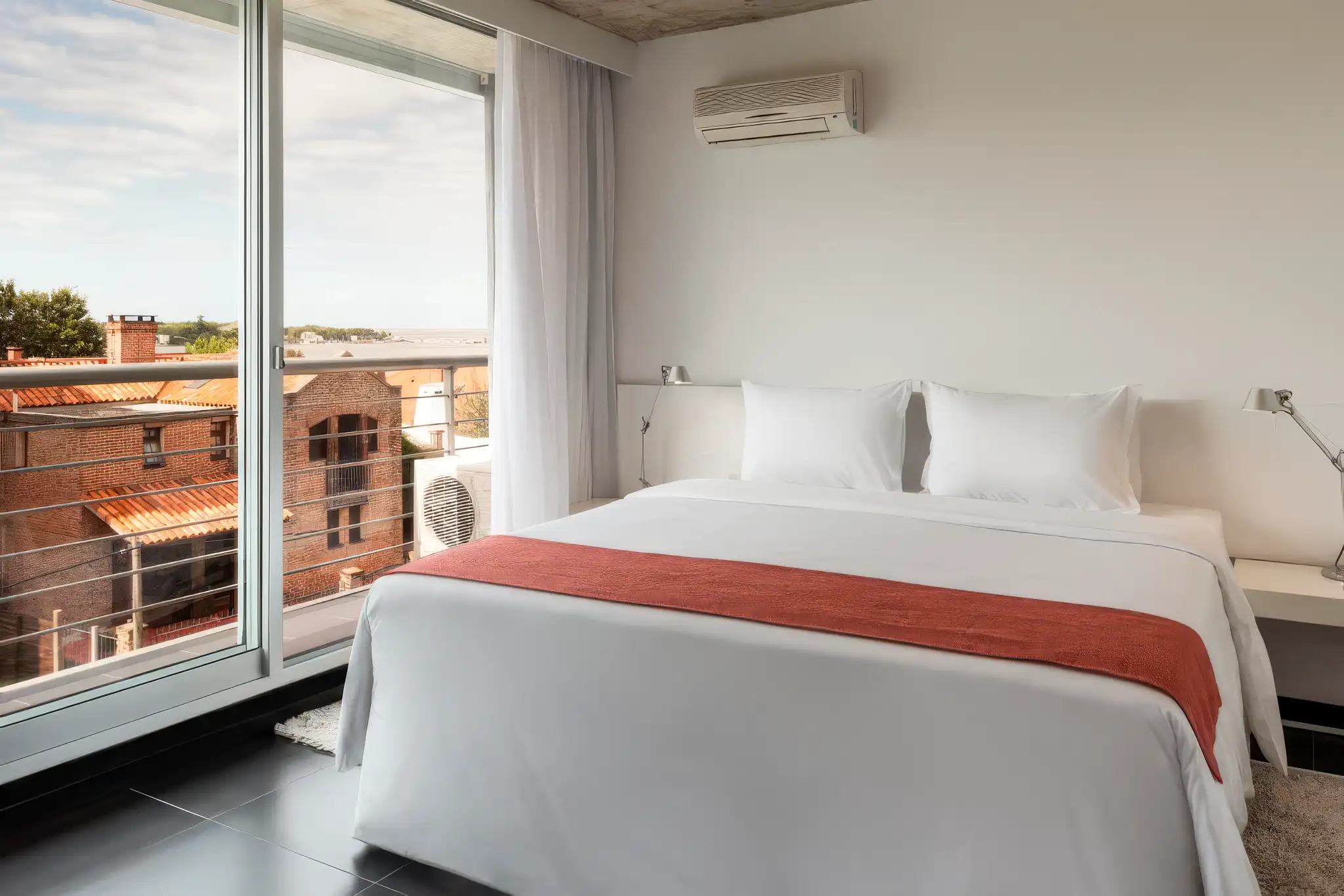dormitorio_balcon_costa_colonia.webp