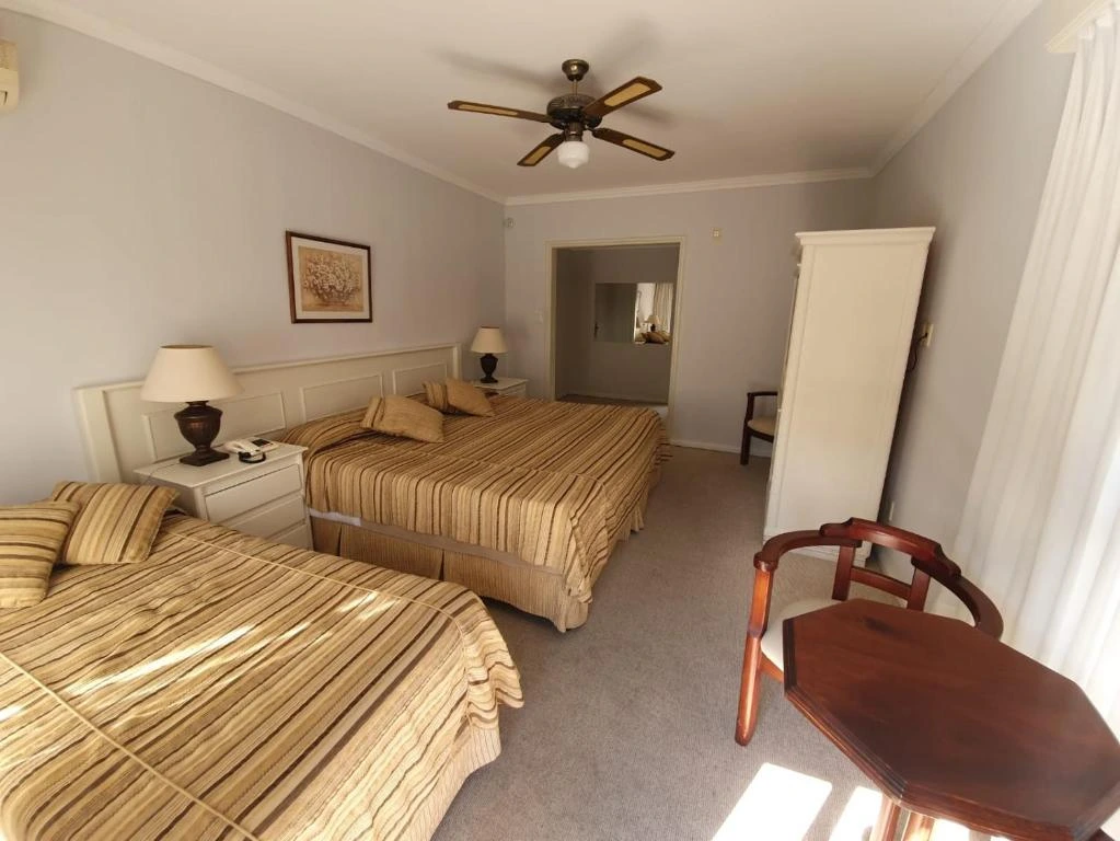 dormitorio_camas_matrimoniales_hotel_italiano.webp