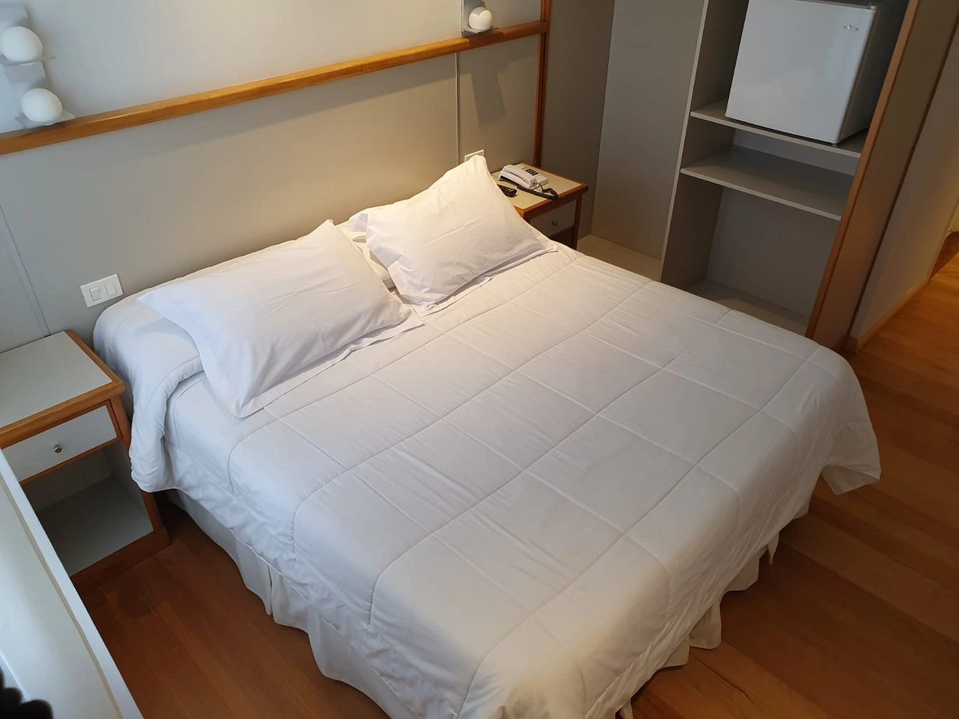 dormitorio_cama_matrimonial_hotel_italiano.webp