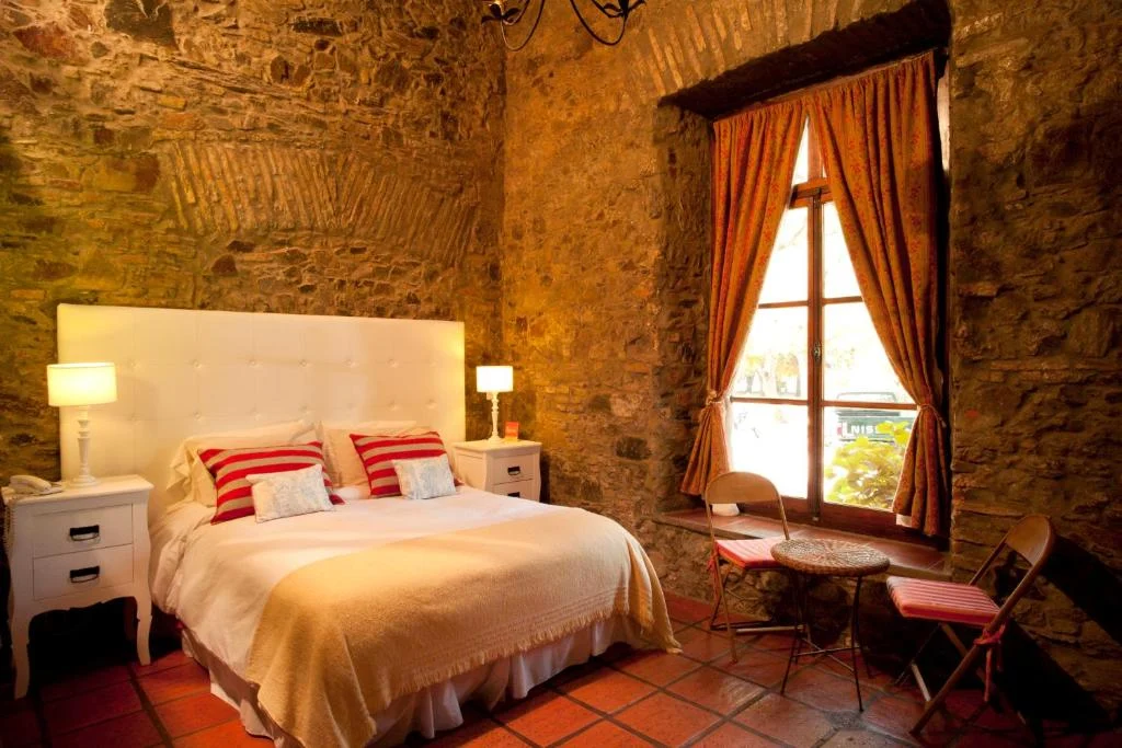 dormitorio_cama_matrimonial_ventana_la_mision.webp