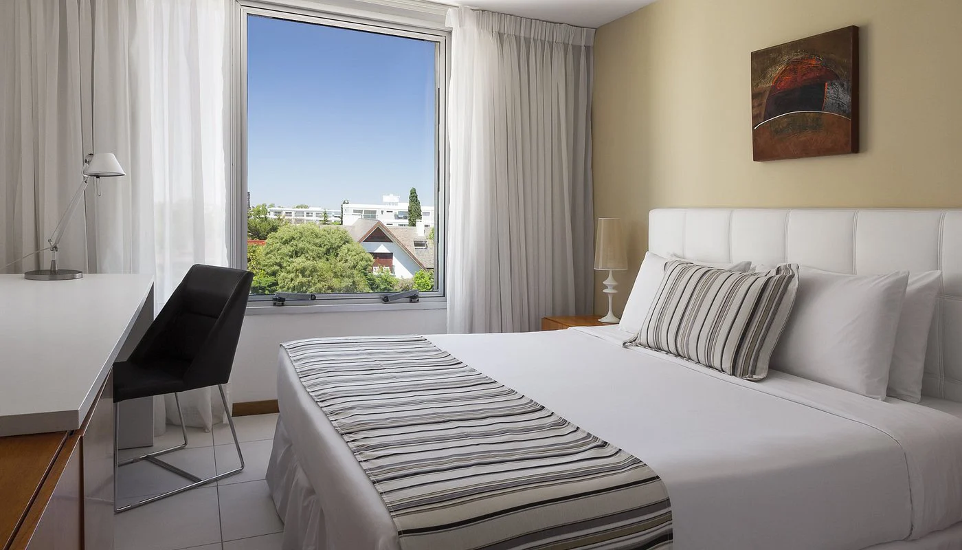 dormitorio_cama_matrimonial_ventana_real_colonia_suites.webp