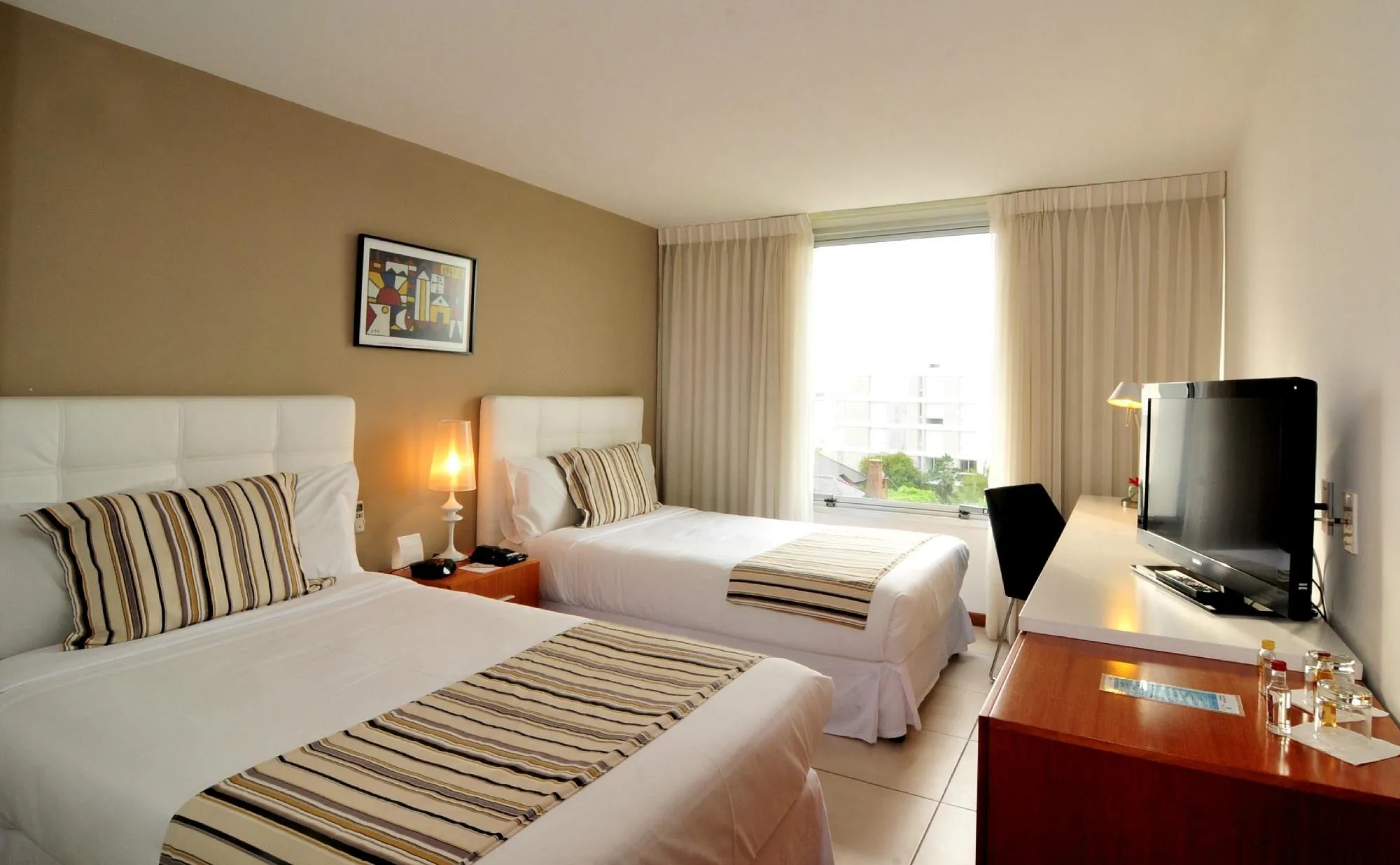 dormitorio_camas_individuales_ventana_real_colonia_suites.webp