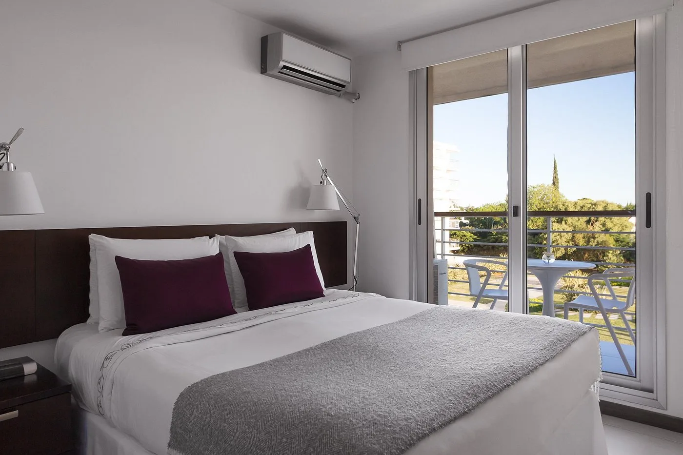 dormitorio_cama_matrimonial_balcon_real_colonia_suites.webp