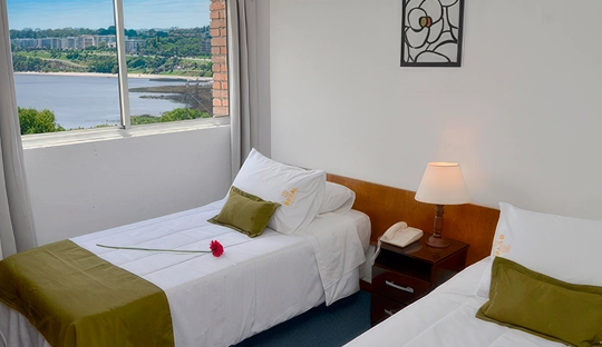 dormitorio_camas_individuales_ventana_royal_colonia.webp