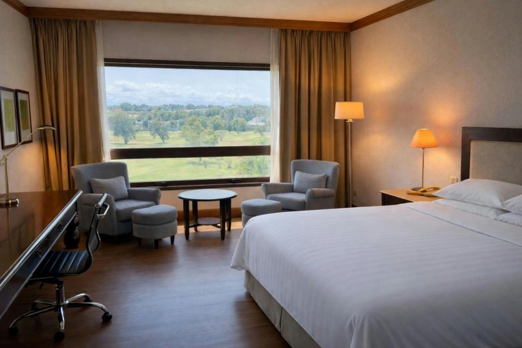 dormitorio_cama_matrimonial_ventana_living_sheraton_colonia_golf_spa_resort.webp