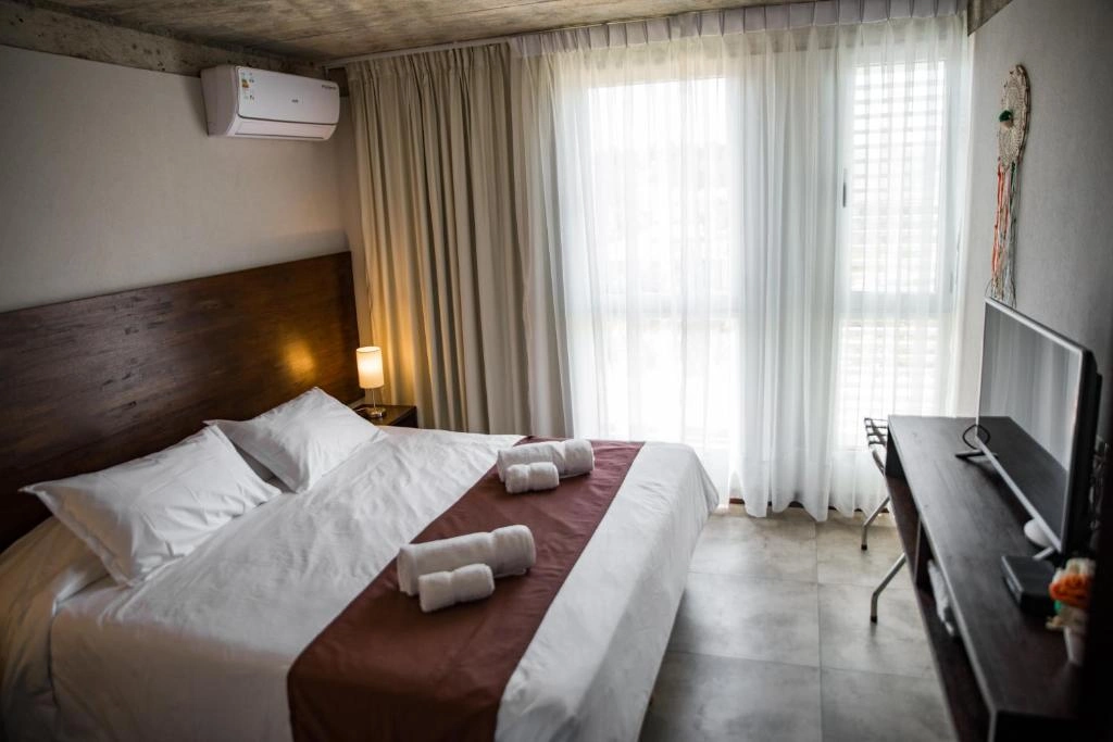 dormitorio_tv_cara_colomba.webp
