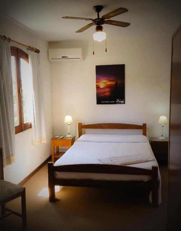dormitorio_cama_matrimonial_ventana_la_casona.webp