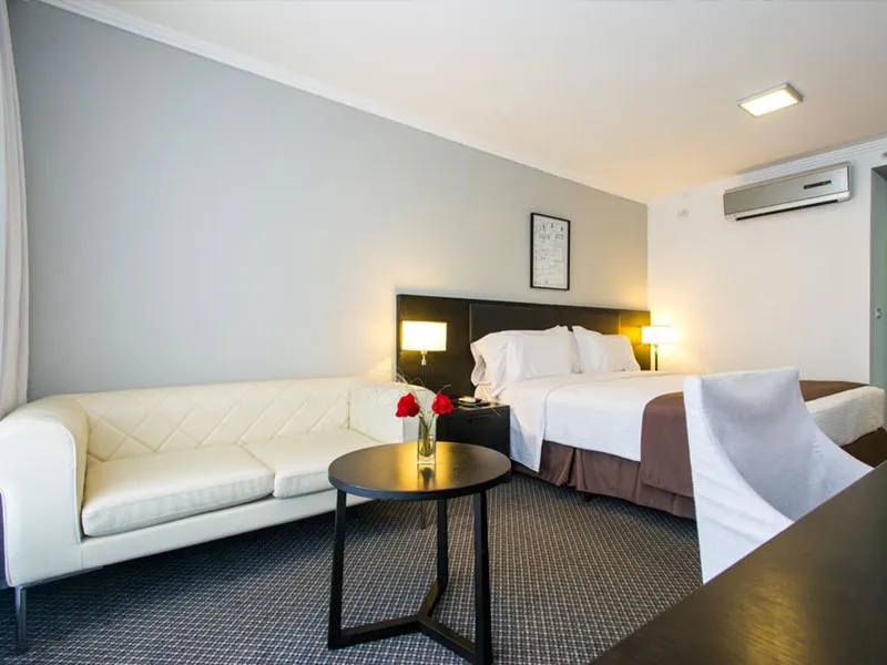 dormitorio_cama_sillon_after_hotel.webp