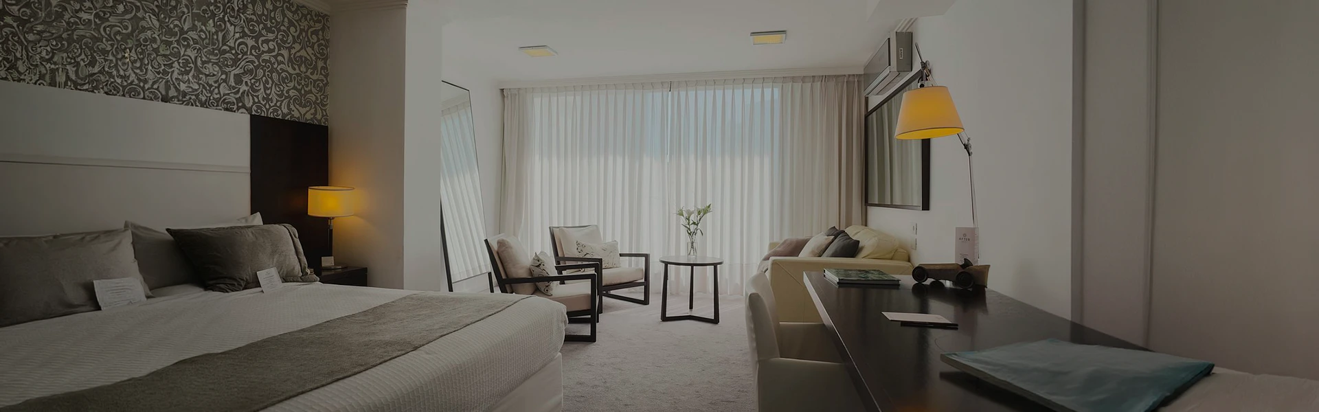 dormitorio_cama_sillon_desayunador_after_hotel.webp