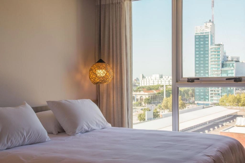 dormitorio_cama_ventana_ciudadano_suites.webp
