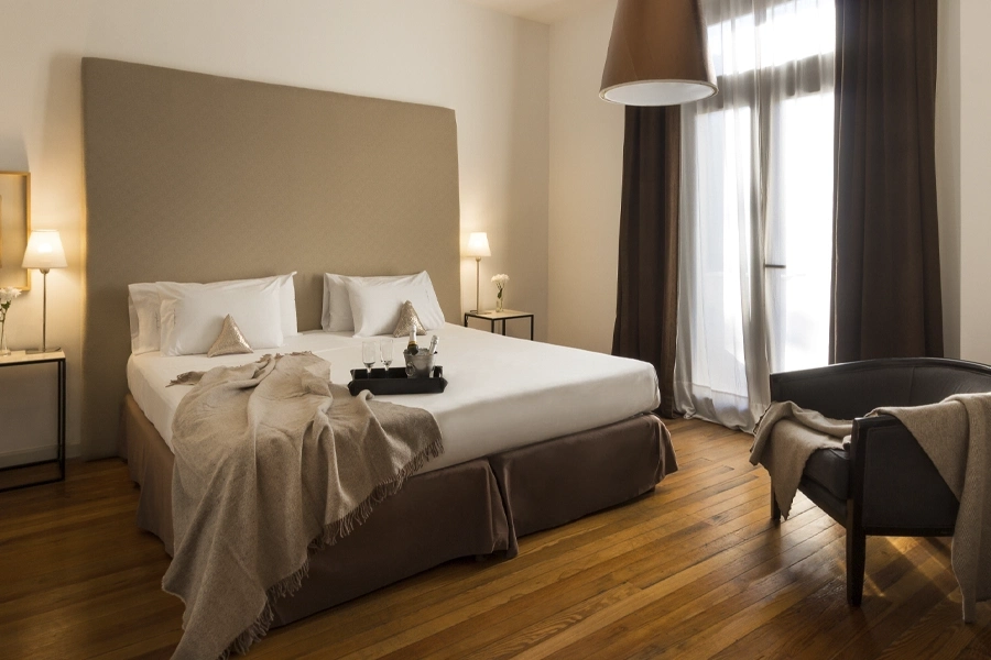 dormitorio_cama_champagne_esplendor_cervantes.webp