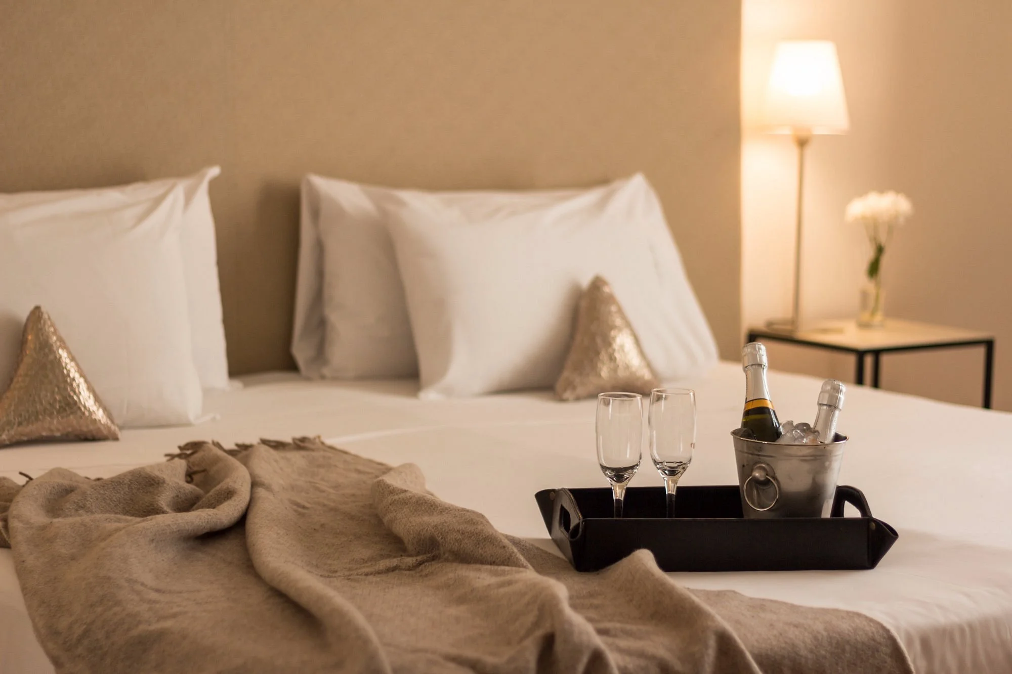 dormitorio_cama_champagne_copas_esplendor_cervantes..webp