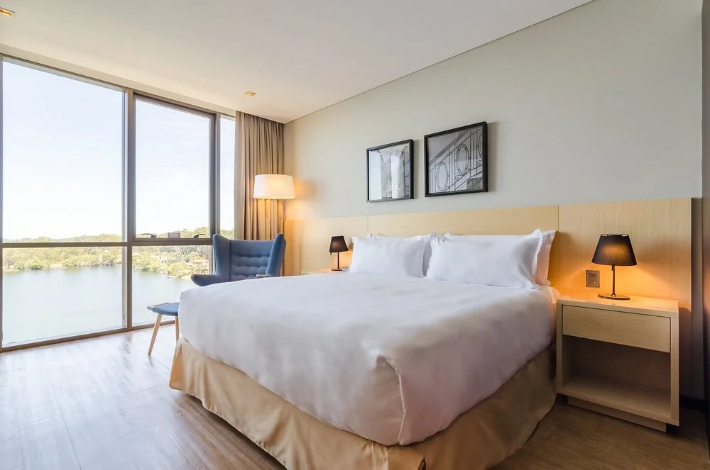 dormitorio_cama_ventanal_hampton_by_hilton.webp
