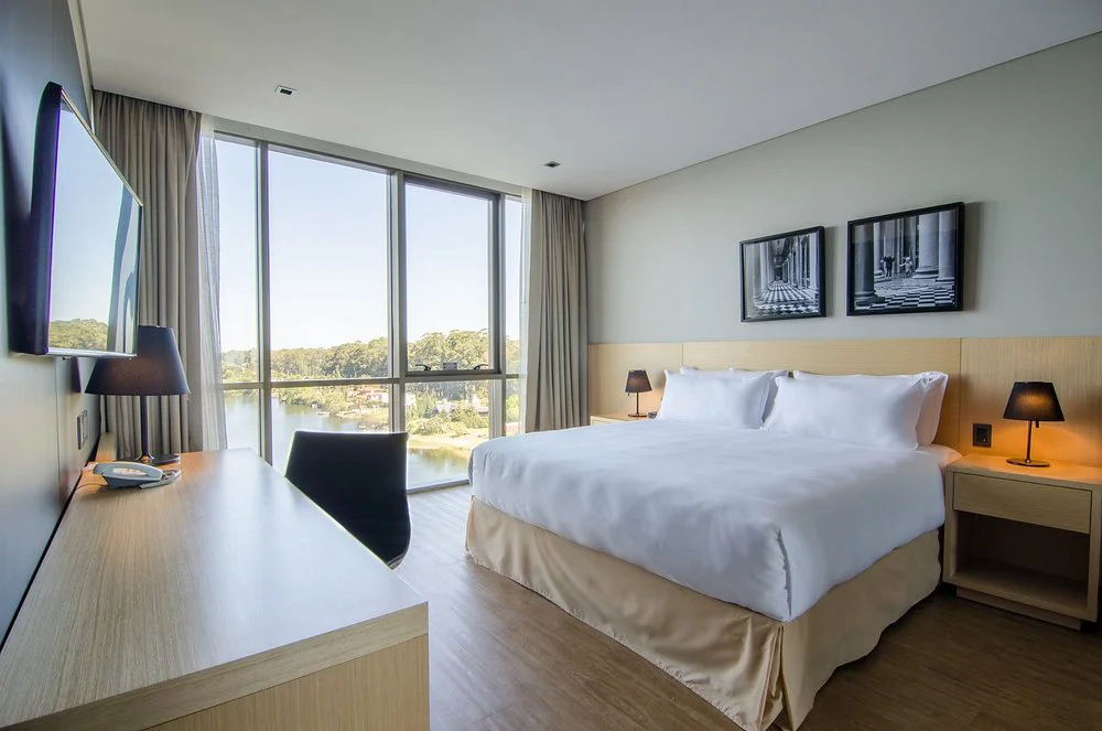 dormitorio_cama_escritorio_hampton_by_hilton.webp