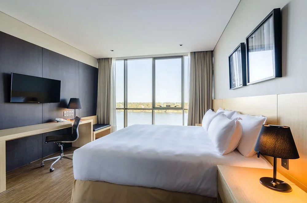 dormitorio_cama_tv_hampton_by_hilton