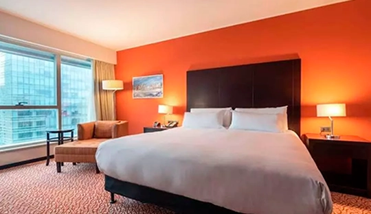 cama_mesas_de_luz_hilton_garden_inn_montevideo.webp