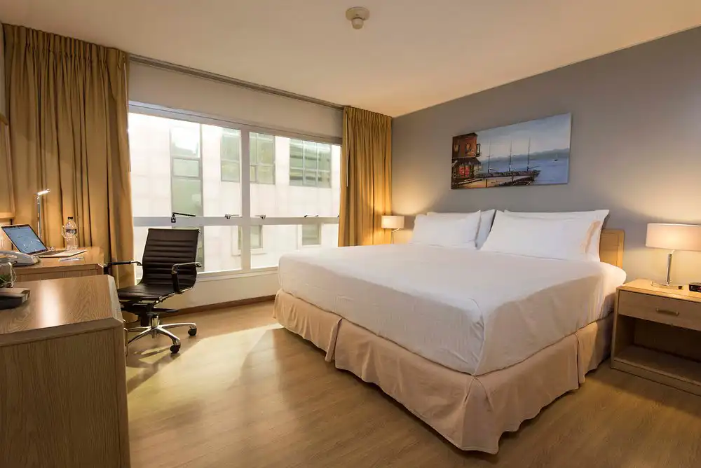 dormitorio_cama_escritorio_holiday_inn.webp