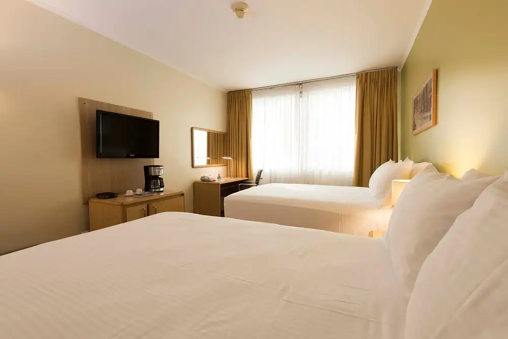 dormitorio_cama_tv_escritorio_holiday_inn.webp