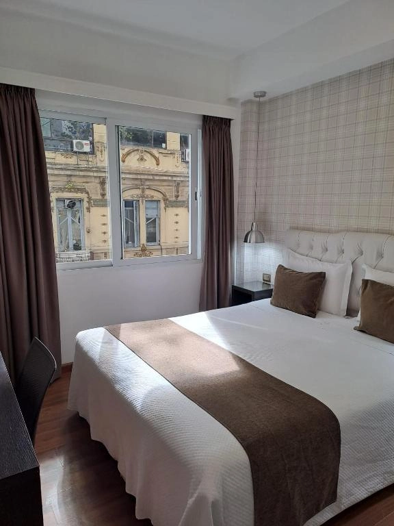dormitorio_camas_inviduales_tv_hotel_alvear.webp