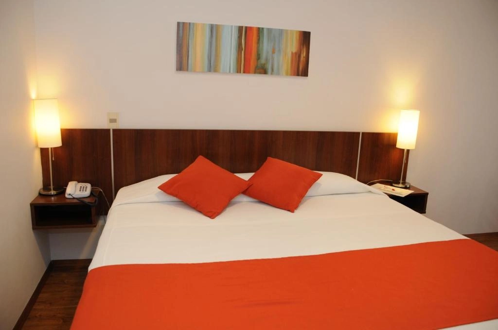 dormitorio_cama_matrimonial_hotel_california.webp
