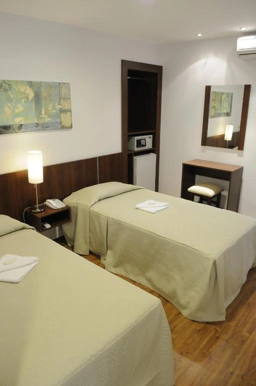 dormitorio_camas_individuales_hotel_california.webp