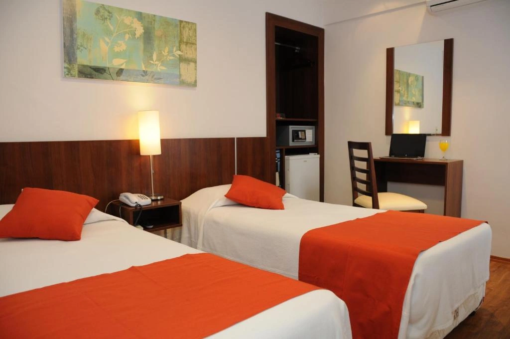 dormitorio_camas_individuales_escritorio_hotel_california..webp