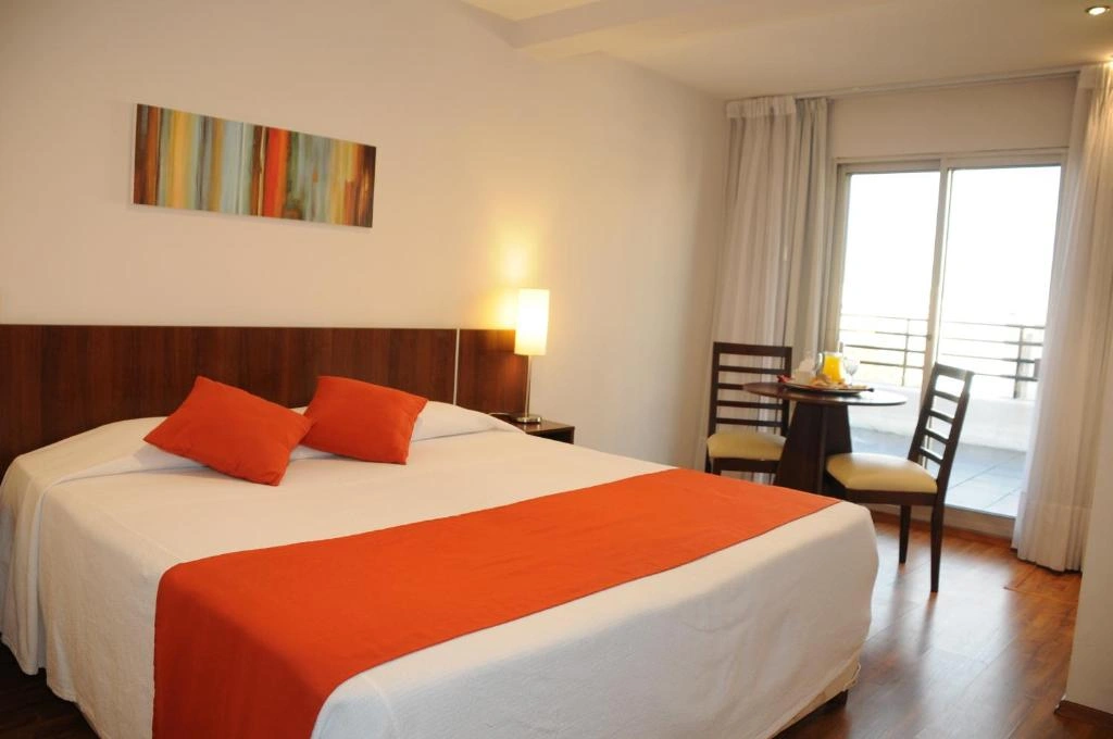dormitorio_cama_matrimonial_balcon_hotel_california.webp
