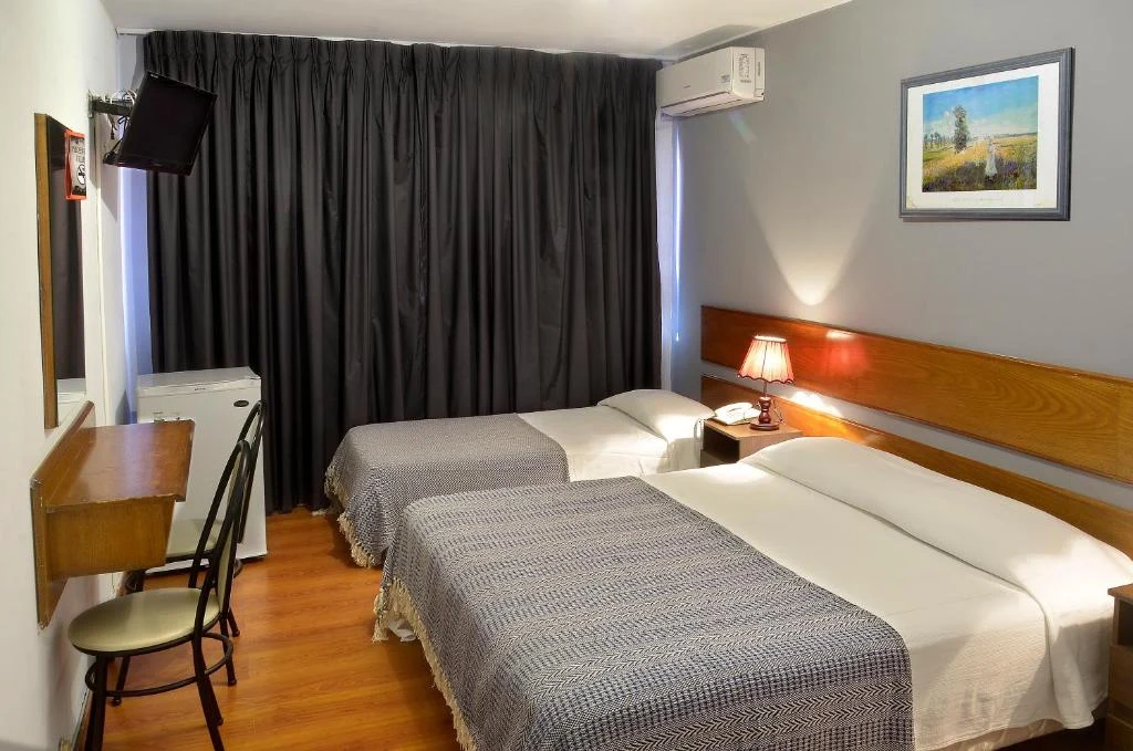 dormitorio_cama_matrimonial_cama_invididual_hotel_hispano.webp