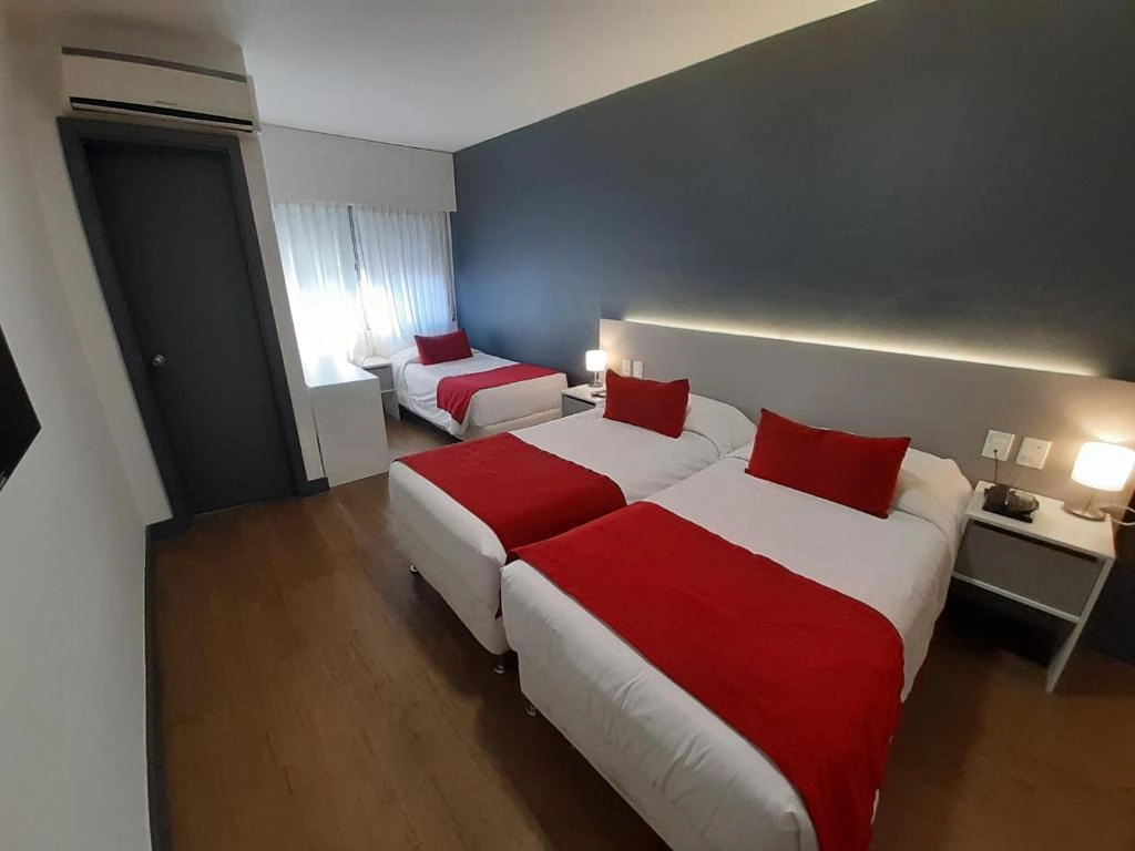 dormitorio_camas_individuales_ventana_hotel_oxford.webp