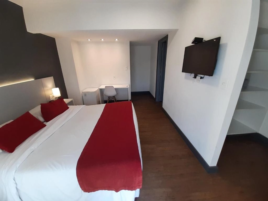 dormitorio_cama_tv_hotel_oxford.webp