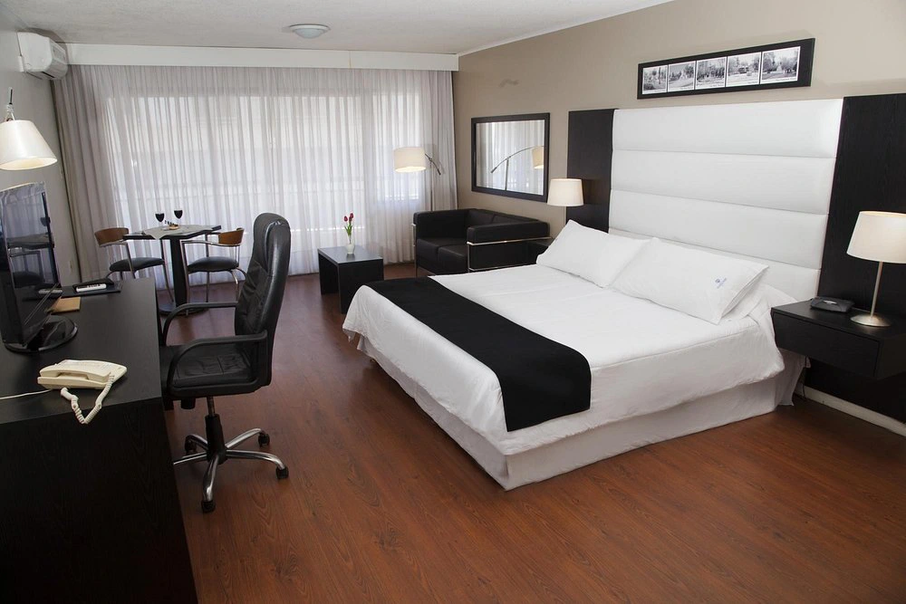 dormitorio_cama_matrimonial_living_pocitos_plaza_hotel.webp