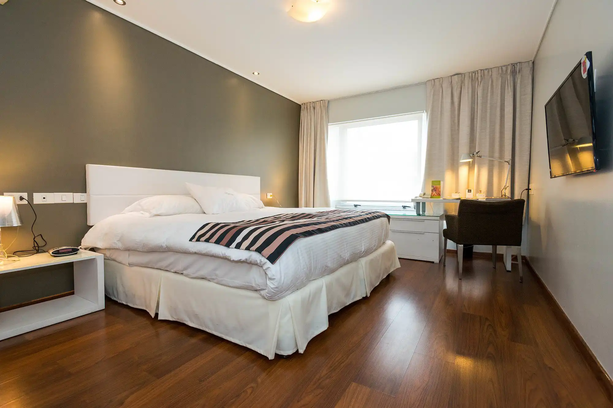 dormitorio_cama_ventana_escritorio_hotel_regency_golf.webp