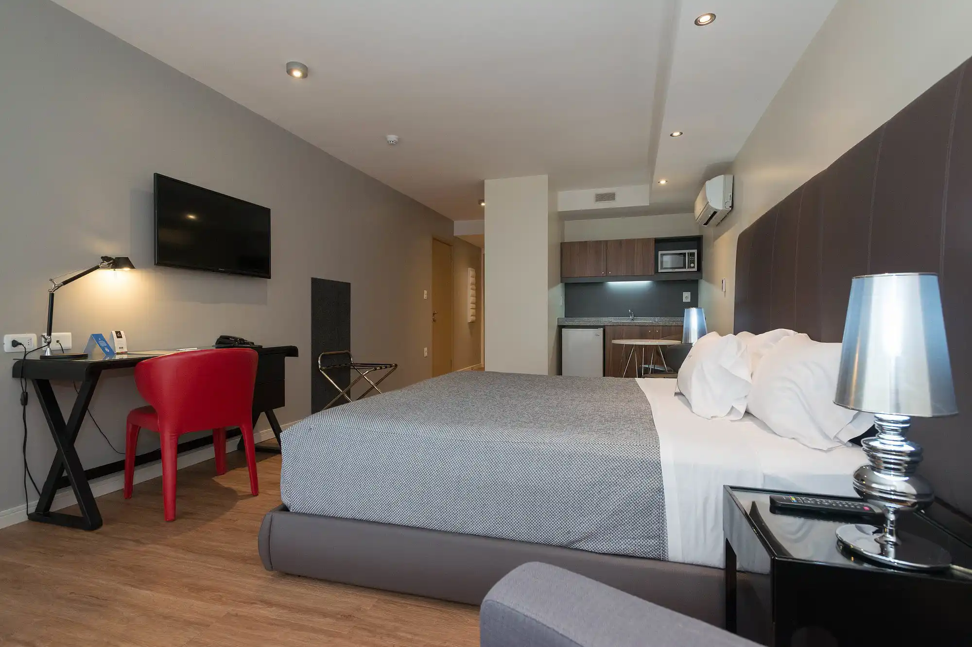 dormitorio_cama_tv_cocina_hotel_regency_way.webp