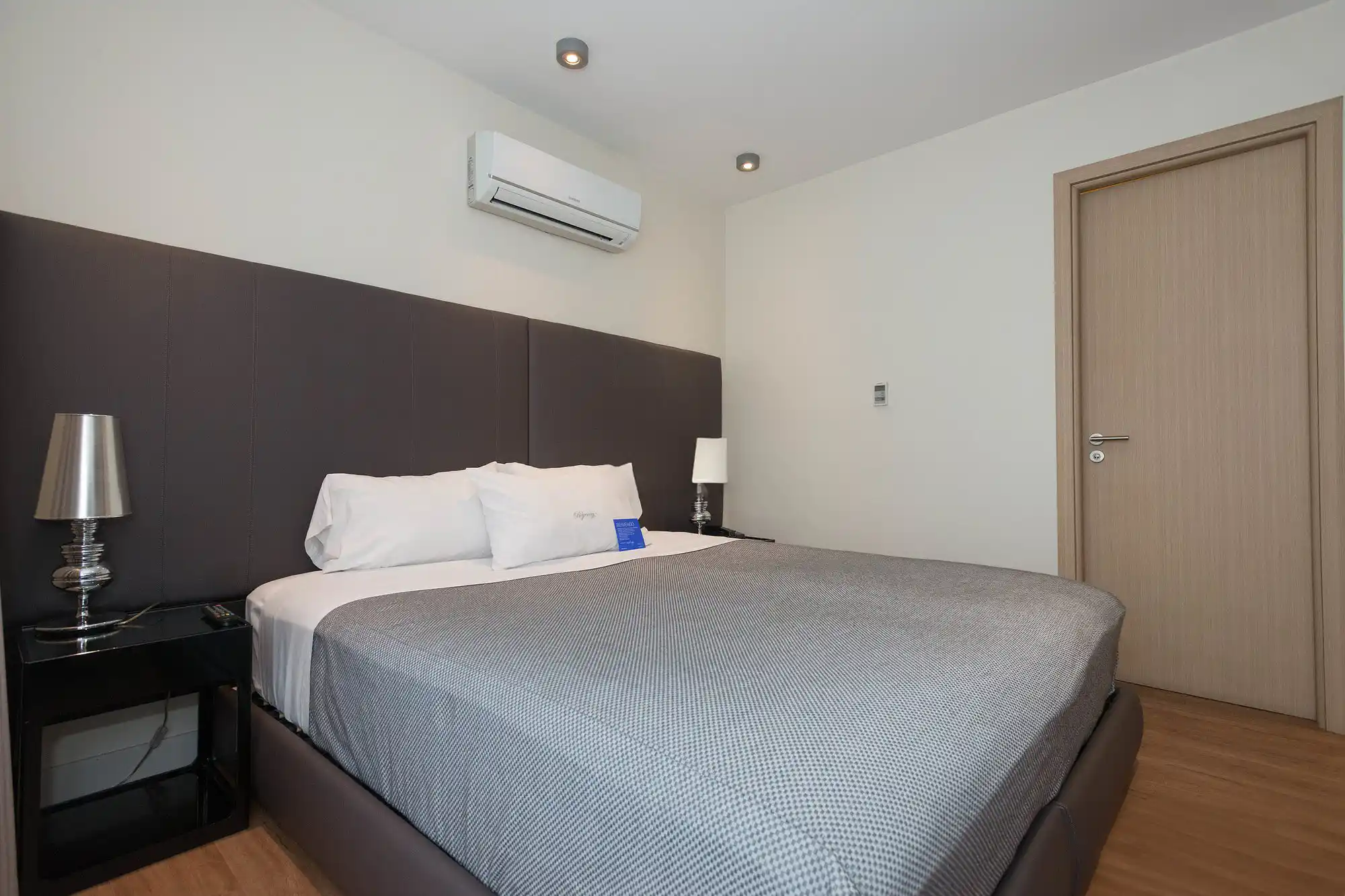 dormitorio_cama_hotel_regency_way.webp