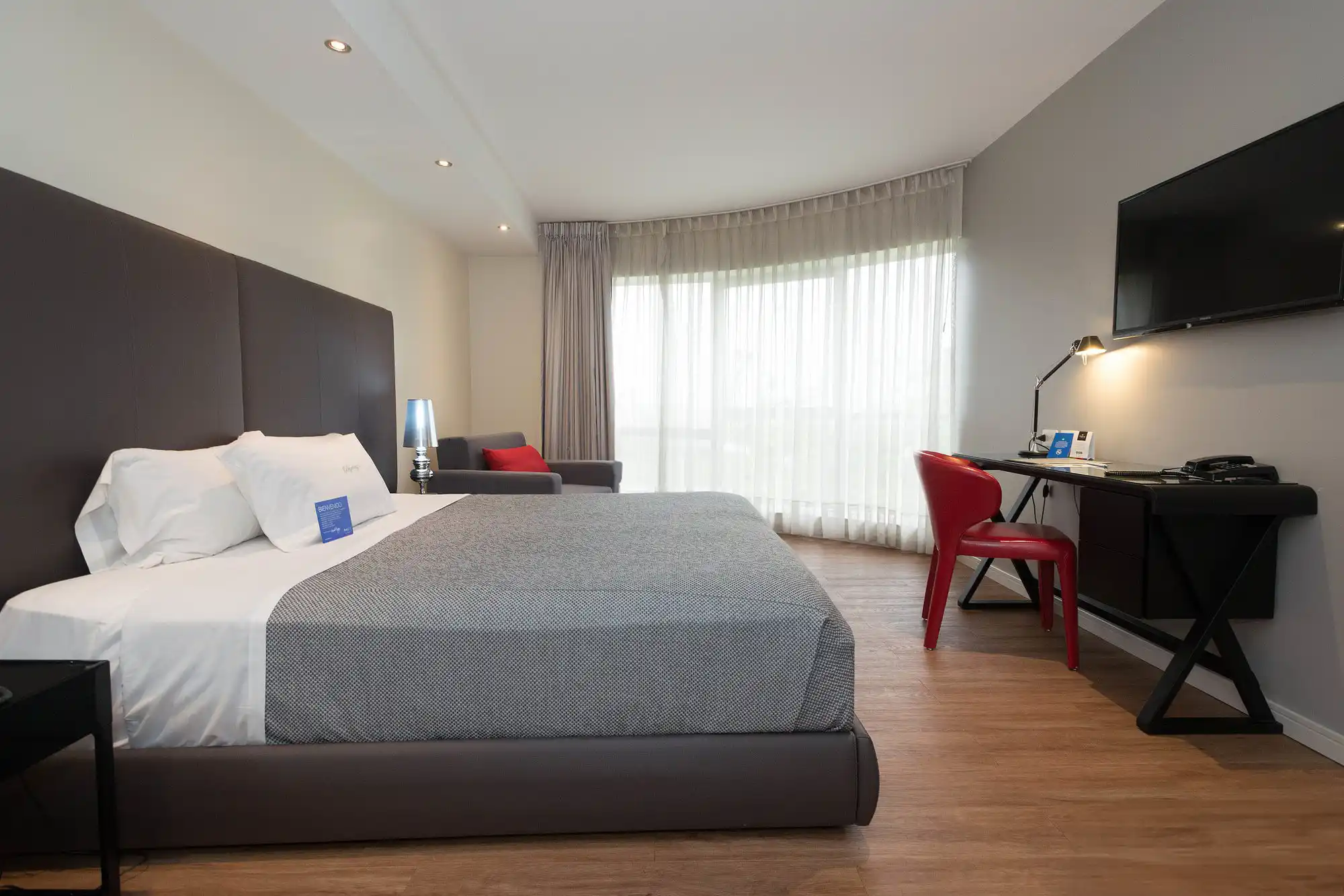 dormitorio_cama_tv_ventana_hotel_regency_way.webp