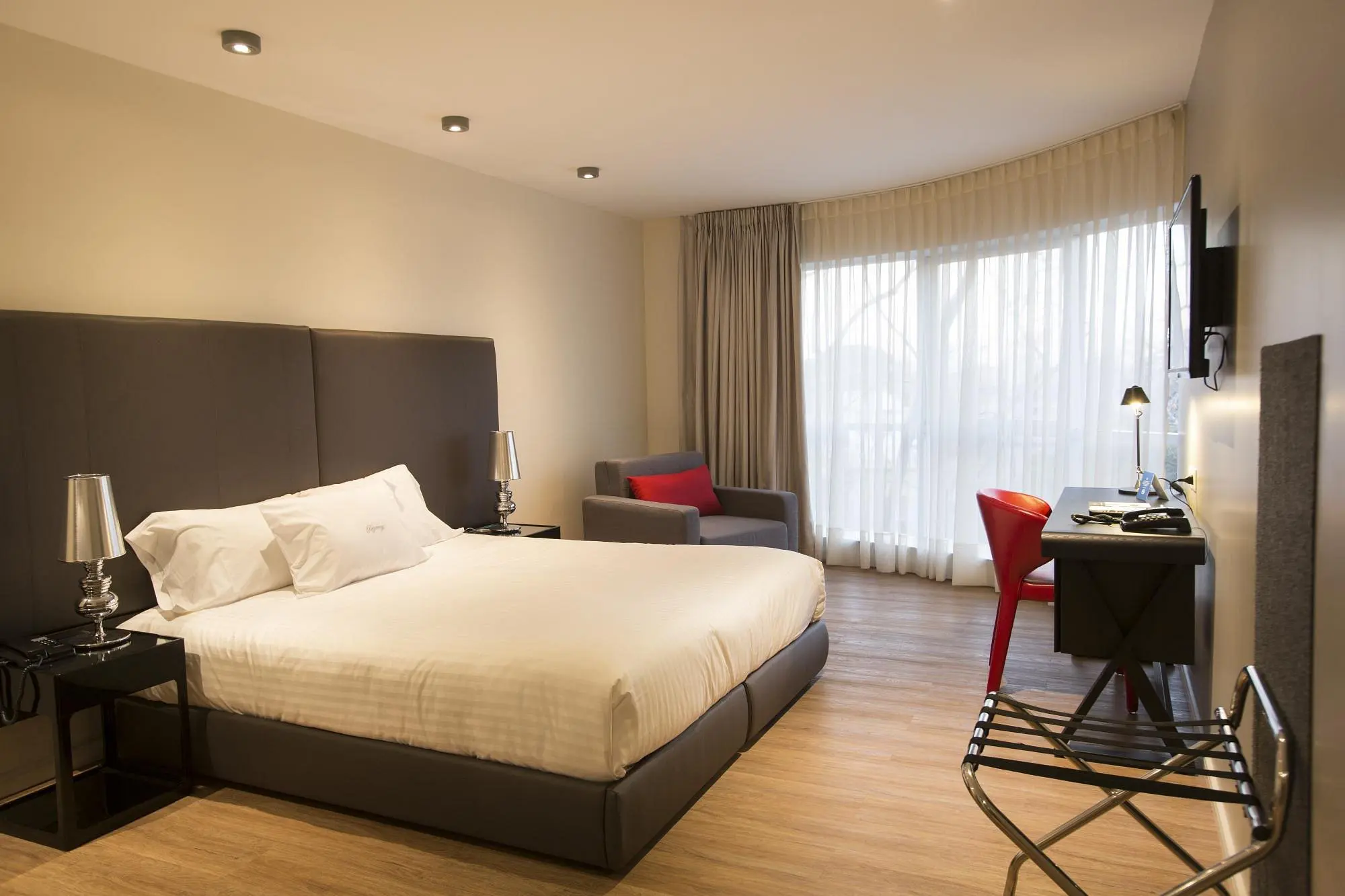 dormitorio_cama_tv_sillon_escritorio_hotel_regency_way.webp