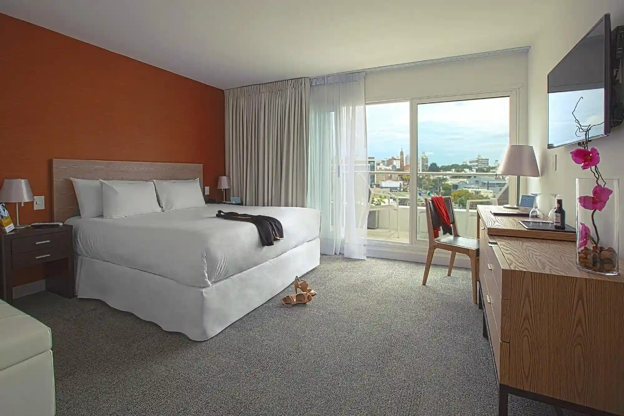 dormitorio_cama_matrimonial_balcon_mercure_montevideo.webp