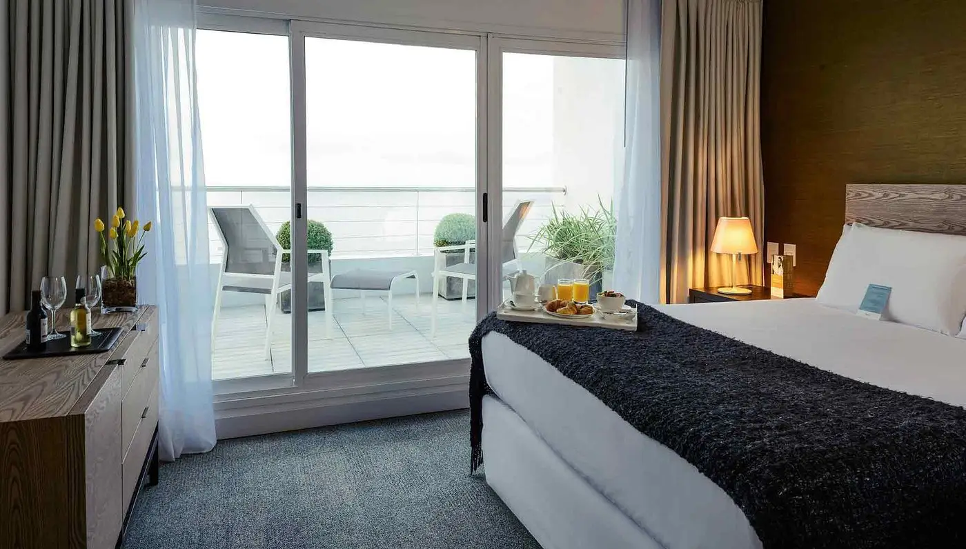 dormitorio_cama_balcon_mercure_montevideo.webp