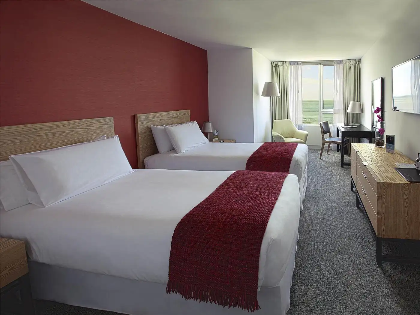 dormitorio_camas_invididuales_balcon_mercure_montevideo.webp