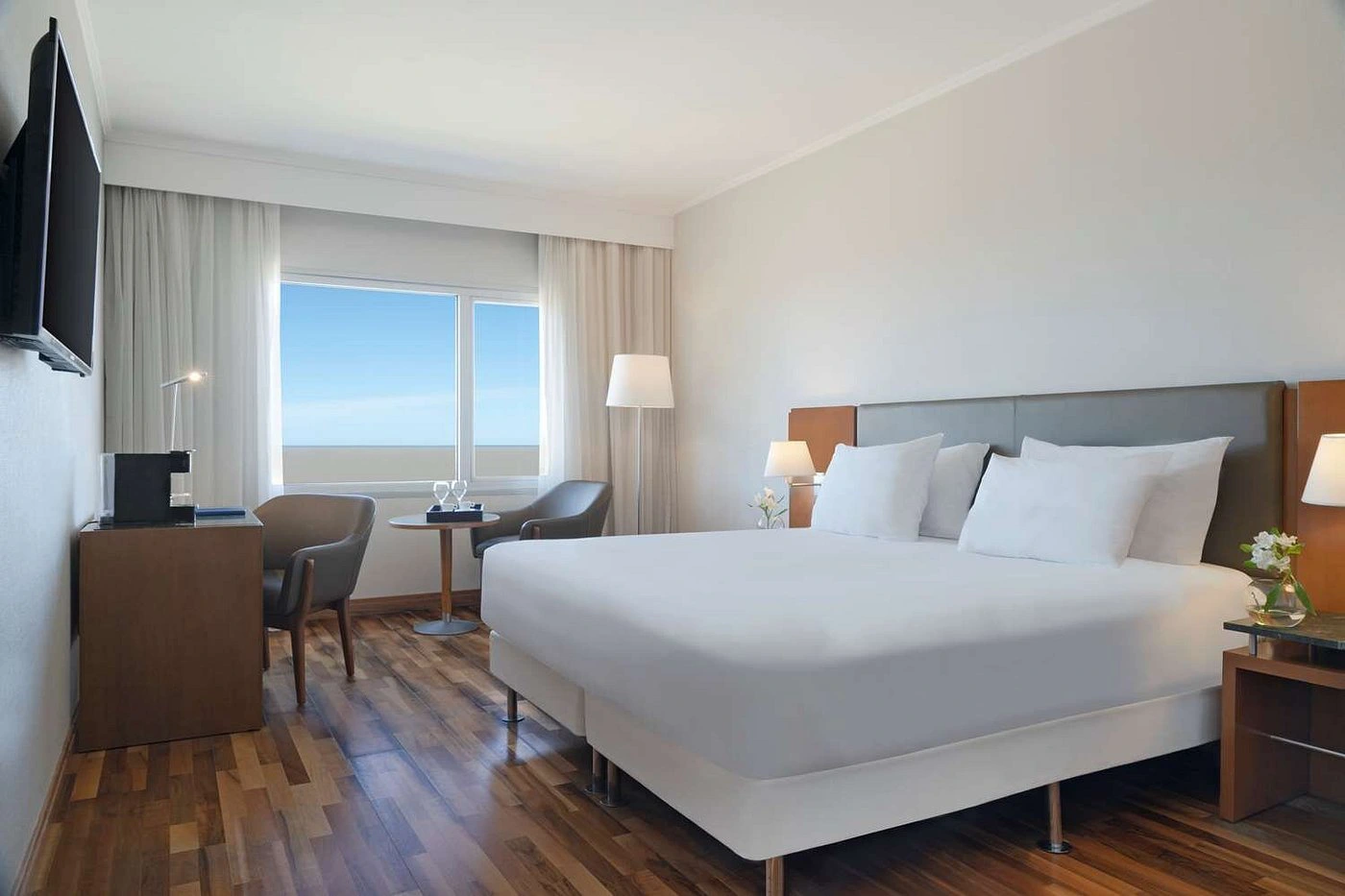 dormitorio_cama_matrimonial_tv_ventana_nh_columbia.webp