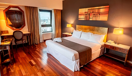 dormitorio_cama_matrimonial_radisson_montevideo.webp