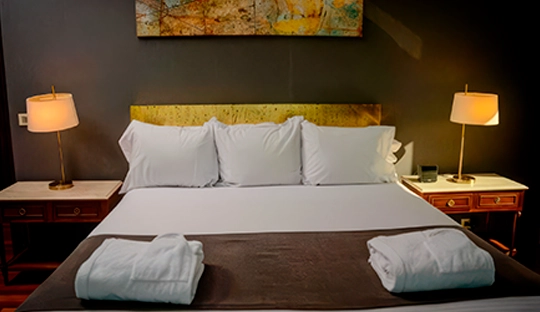 dormitorio_cama_matrimonial_mesas_de_luz_radisson_montevideo.webp