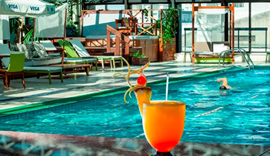 pileta_trago_radisson_montevideo.webp
