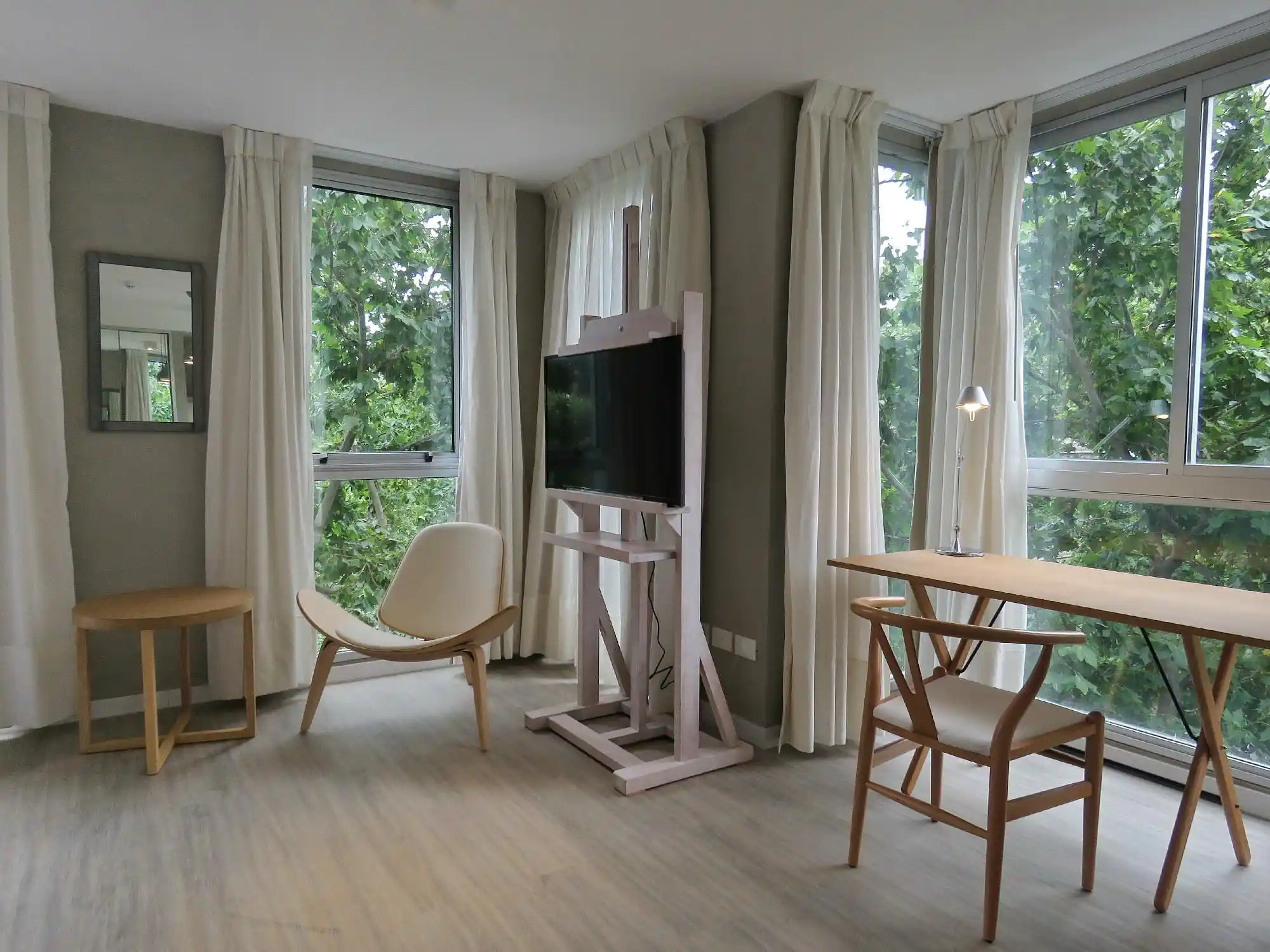dormitorio_cama_escritorio_sillas_smart_hotel_montevideo.webp