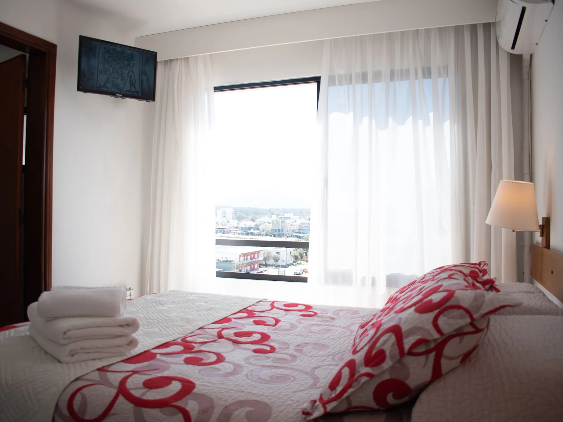 dormitorio_cama_hotel_ricadi.webp