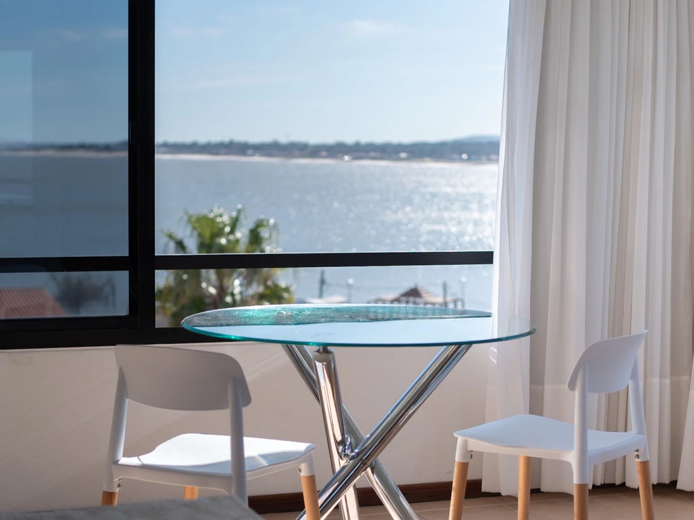 living_balcon_hotel_ricadi.webp
