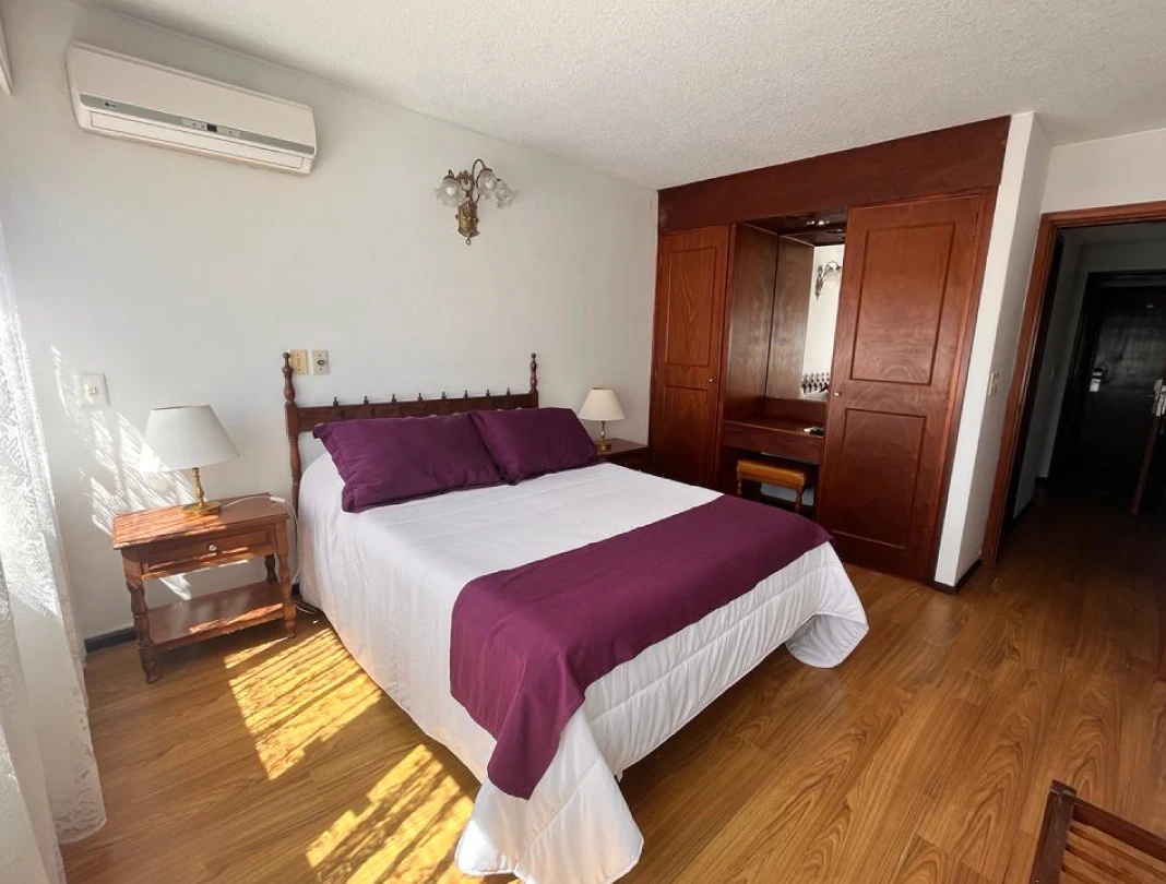 dormitorio_cama_placard_hotel_alhambra.webp